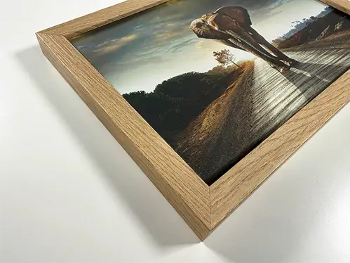 Poster im naturfarbenen Holzrahmen