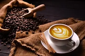 K&uuml;chenr&uuml;ckwand mit Kaffeebohnen