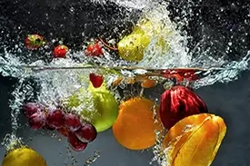 K&uuml;chenr&uuml;ckwand mit spritzendem Wasser
