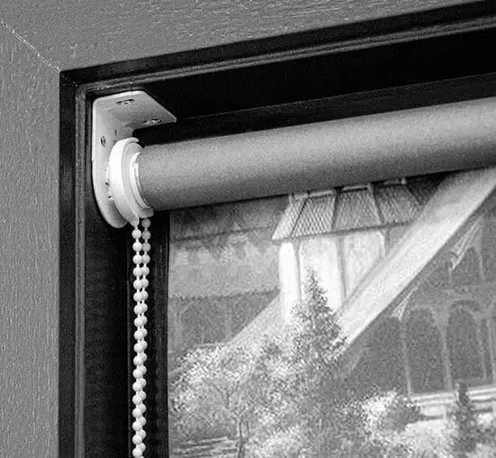 Blickdichtes Rollo im Fensterrahmen montiert