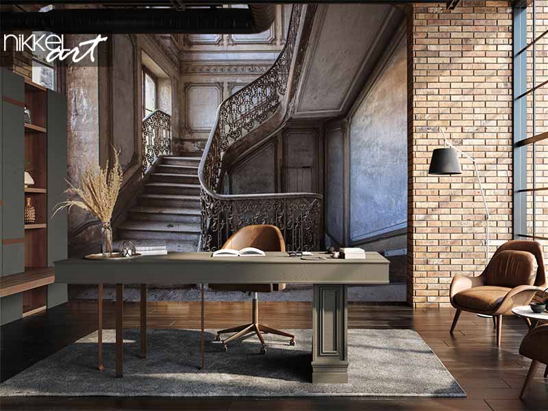 Fototapete mit einem historischen Treppenhaus hinter einem Schreibtisch in einem Loft