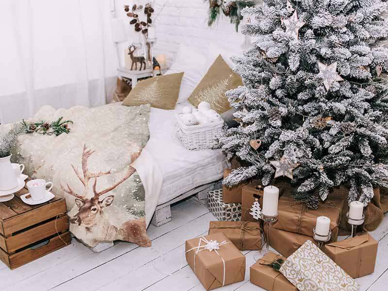 Personalisierte Fotodecke mit Kissen als Weihnachtsgeschenk auf Sofa