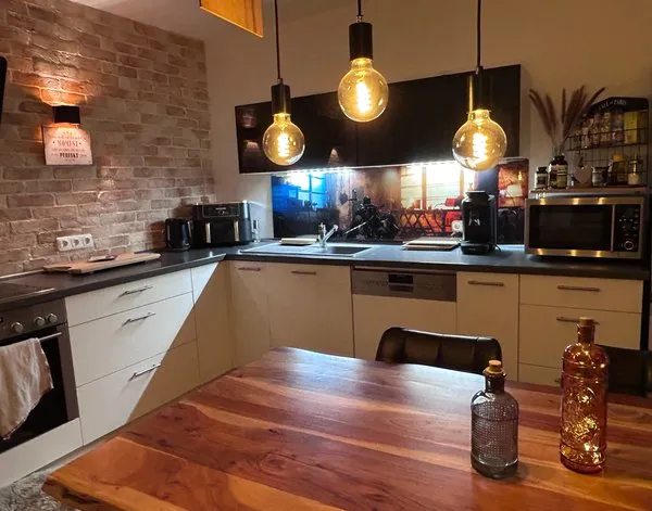 Wanddekoration Rückwände Bobber unter warmer Werkstattlampe — Inspiration unserer Kunden