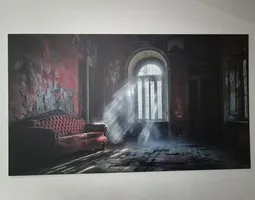 Alu-Dibond Bilder Verlassenes Hausinneres mit abblätternden roten Wänden und Sonnenlicht, das durch ein zerbrochenes Fenster fällt