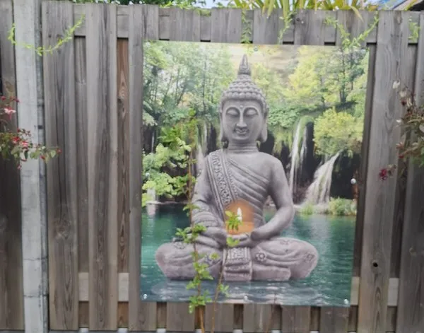 Gartenposter Gartenposter Buddha Statue am Wasserfall in Stille — Inspiration unserer Kunden