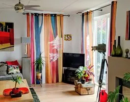 Gardinen Kirschblütenzweige mit Baumstämmen