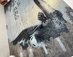 Küchenrückwand glas motiv Straßenkunst mit gefiederter Gestalt