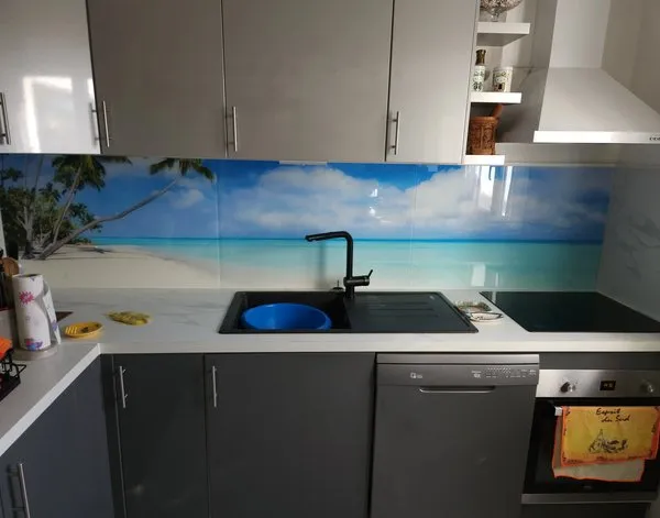 Küchenrückwand Küchenrückwand Plexiglas Strandpanorama mit blauem Wasser und Palmen — Inspiration unserer Kunden