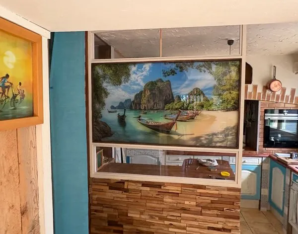 Küchenrückwand Küchenrückwand Plexiglas Traumhafter Strand mit zahlreichen Booten im Wasser — Inspiration unserer Kunden