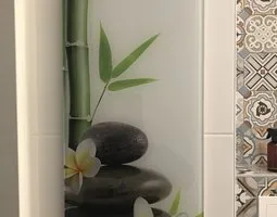 Glasbilder Frangipani-Blüten, Zen-Kieselsteine und Bambus